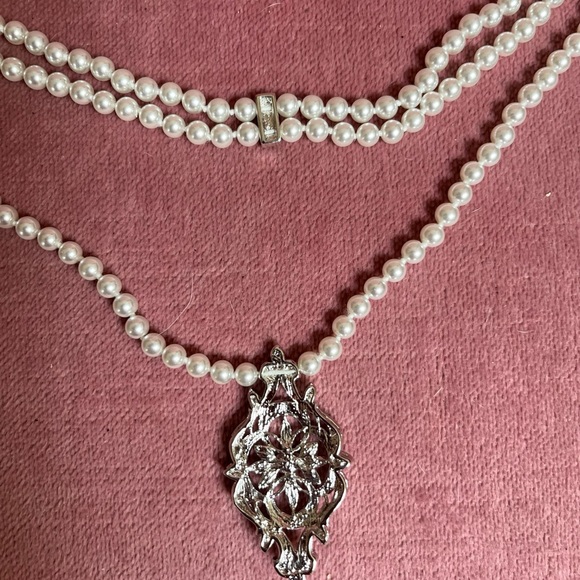 Elegant 3 layer faux off white pearls with crystal marquis sapphire pendant - Picture 11 of 16